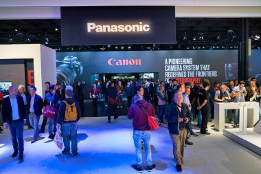 COLOGNE, ALMANY - CIRCA EPTEMBER, 2018: Photokina Sergisi 'ndeki Canon uzayına giriş. Photokina dünya çapında fotoğraf endüstrisinin önde gelen ticaret fuarlarından biri..