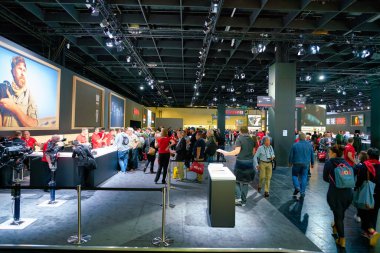 COLOGNE, ALMANY - CIRCA EPTEMBER, 2018: Photokina Sergisi 'nde Canon Space. Photokina dünya çapında fotoğraf endüstrisinin önde gelen ticaret fuarlarından biri..
