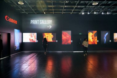 COLOGNE, ALMANY - CIRCA EPTEMBER, 2018: Photokina Sergisi 'nde Canon Space. Photokina dünya çapında fotoğraf endüstrisinin önde gelen ticaret fuarlarından biri..