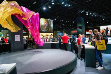 COLOGNE, ALMANY - CIRCA EPTEMBER, 2018: Photokina Sergisi 'nde Canon Space. Photokina dünya çapında fotoğraf endüstrisinin önde gelen ticaret fuarlarından biri..