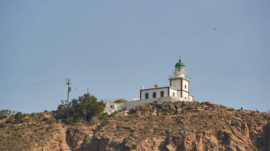 SANTORINI, GREECE - 06 Ağustos 2015: Santorini adasındaki eski deniz feneri, Yunanistan