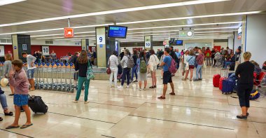 PARIS, FRANCE - AĞUSTOS 08, 2015: Paris Orly Havaalanı 'nın içi