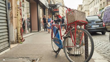PARIS, FRANCE - 09 AĞUSTOS 2015 Bisiklet Paris 'te caddeye park edildi.