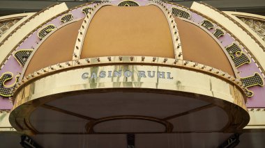 GÜZEL, FRANCE - 15 AĞUSTOS 2015: Nice 'te görülen Casino Ruhl tabelasının yakın çekimi.