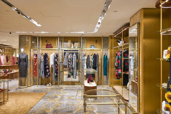 HONG KONG, Çin - CIRCA Aralık 2019: Hong Kong Dolce & Gabbana mağazasının iç çekimleri