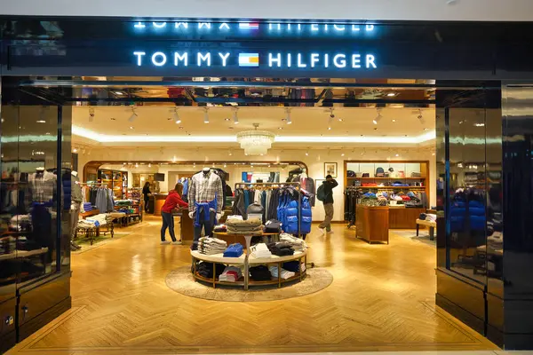 HONG KONG, ÇİN - CIRCA Aralık 2019: Tommy Hilfiger 'ın Hong Kong' daki mağazasına giriş