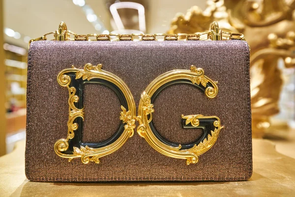Circa 2019 홍콩의 Dolce Gabbana 상점에서 핸드백을 닫습니다 스톡 사진
