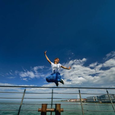 Zelenogradsk 'ta beyaz bir gencin açık hava fotoğrafı..