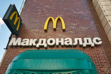 KALININGRAD, RUSSIA - CIRCA HAZİRAN, 2022: McDonald 's restoranında görülen Altın Kemerler tabelası, yaptırımlar uygulandıktan sonra kapatıldı.