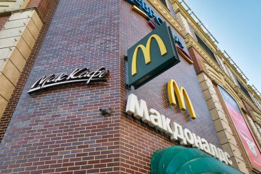 KALININGRAD, RUSSIA - CIRCA HAZİRAN, 2022: McDonald 's restoranında görülen Altın Kemerler tabelası, yaptırımlar uygulandıktan sonra kapatıldı.