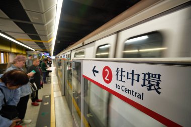 HONG KONG - CIRCA Aralık 2019: Tren Hong Kong 'daki MTR istasyonuna vardı. MTR (Mass Transit Demiryolu) Hong Kong 'a hizmet veren büyük bir toplu taşıma ağıdır..