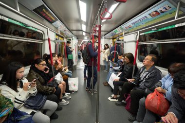 HONG KONG - CIRCA Aralık 2019: Hong Hong 'taki bir MTR treninin içindeki yolcular. MTR (Mass Transit Demiryolu) Hong Kong 'a hizmet veren büyük bir toplu taşıma ağıdır.. 