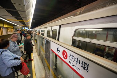 HONG KONG - CIRCA Aralık 2019: Tren Hong Kong 'daki MTR istasyonuna vardı. MTR (Mass Transit Demiryolu) Hong Kong 'a hizmet veren büyük bir toplu taşıma ağıdır..
