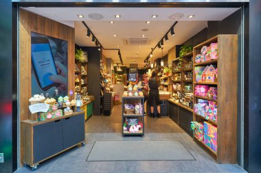 HONG KONG - CIRCA Aralık 2019: Lush kozmetik mağazasında sergilenen mallar.