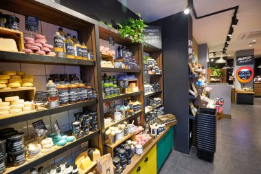 HONG KONG - CIRCA Aralık 2019 Lush kozmetik mağazasının içi.