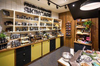 HONG KONG - CIRCA Aralık 2019 Lush kozmetik mağazasının içi.