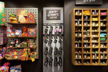 HONG KONG - CIRCA Aralık 2019 Lush kozmetik mağazasının içi.