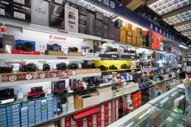 HONG KONG - CIRCA Aralık 2019: Hong Kong 'daki Suning mağazasının içi