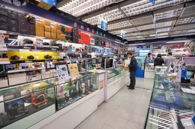 HONG KONG - CIRCA Aralık 2019: Hong Kong 'daki Suning mağazasının içi