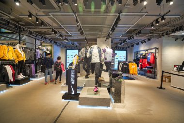 HONG KONG - CIRCA Aralık 2019: Nike 'ın Hong Kong' daki mağazasının içi.
