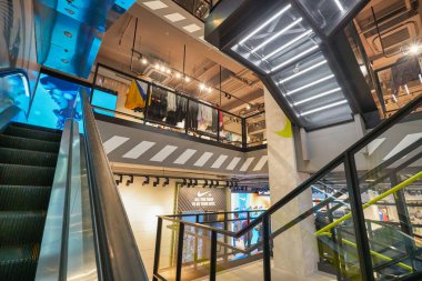 HONG KONG - CIRCA Aralık 2019: Nike 'ın Hong Kong' daki mağazasının içi.