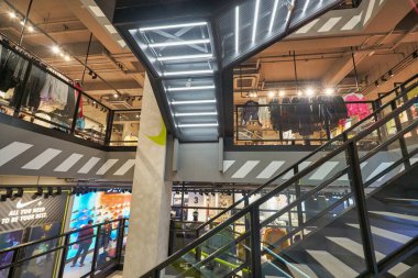 HONG KONG - CIRCA Aralık 2019: Nike 'ın Hong Kong' daki mağazasının içi.