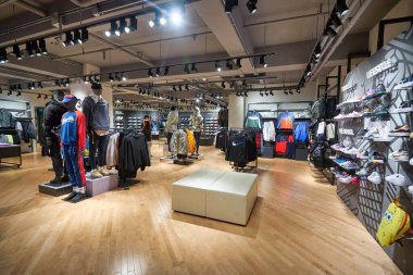 HONG KONG - CIRCA Aralık 2019: Nike 'ın Hong Kong' daki mağazasının içi.