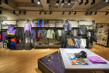 HONG KONG - CIRCA Aralık 2019: Nike 'ın Hong Kong' daki mağazasının içi.