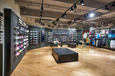 HONG KONG - CIRCA Aralık 2019: Nike 'ın Hong Kong' daki mağazasının içi.