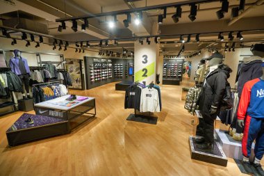 HONG KONG - CIRCA Aralık 2019: Nike 'ın Hong Kong' daki mağazasının içi.