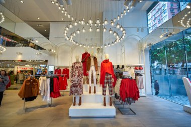 HONG KONG - CIRCA Aralık 2019: Hong Kong 'daki H ve M mağazasının içi. 