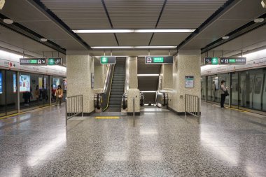 HONG KONG - CIRCA Aralık 2019: Hong Kong 'daki MTR istasyonunun iç çekimi. MTR (Mass Transit Demiryolu) Hong Kong 'a hizmet veren büyük bir toplu taşıma ağıdır..
