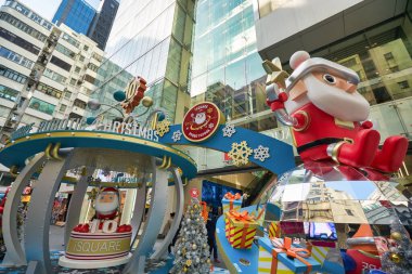 HONG KONG - CIRCA 2019: 63 Nathan Yolu, Tsim Sha Tsui, Kowloon 'daki iSQUARE alışveriş merkezinde Noel Baba robotları kurulumu,
