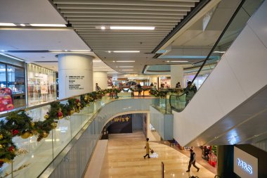 HONG KONG - CIRCA Aralık 2019: 63 Nathan Yolu, Tsim Sha Tsui, Kowloon 'daki iSQUARE alışveriş merkezinin iç çekimi,