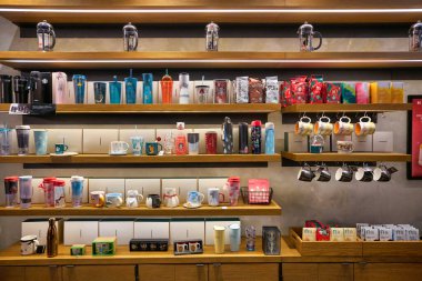 HONG KONG - CIRCA Aralık 2019: Mallar Hong Kong 'daki Starbucks Kahve' de sergileniyor.