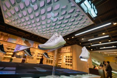 HONG KONG - CIRCA Aralık 2019: Adidas 'ın Hong Kong' daki mağazasında ayakkabılar sergileniyor.