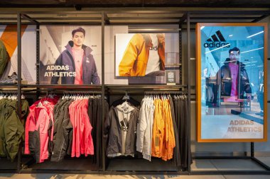 HONG KONG - CIRCA Aralık 2019: Adidas 'ın Hong Kong' daki mağazasının içi.