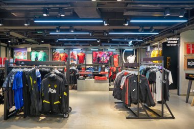 HONG KONG - CIRCA Aralık 2019: Adidas 'ın Hong Kong' daki mağazasının içi.
