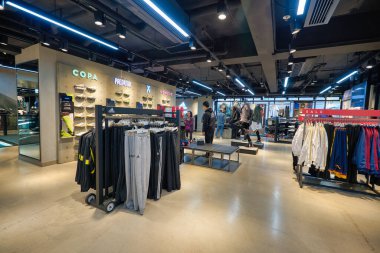 HONG KONG - CIRCA Aralık 2019: Adidas 'ın Hong Kong' daki mağazasının içi.