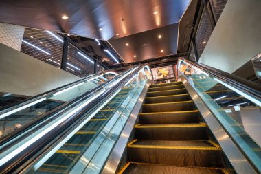 HONG KONG - CIRCA Aralık 2019: Adidas 'ın Hong Kong' daki mağazasının içi.