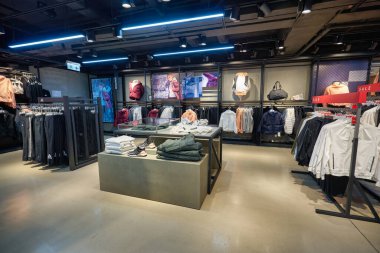 HONG KONG - CIRCA Aralık 2019: Adidas 'ın Hong Kong' daki mağazasının içi.