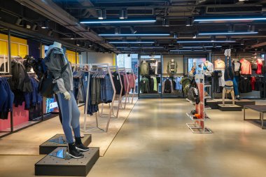 HONG KONG - CIRCA Aralık 2019: Adidas 'ın Hong Kong' daki mağazasının içi.