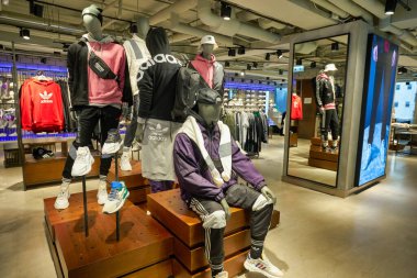 HONG KONG - CIRCA Aralık 2019: Adidas 'ın Hong Kong' daki mağazasının içi.