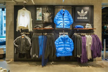HONG KONG - CIRCA Aralık 2019: Adidas 'ın Hong Kong' daki mağazasının içi.