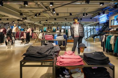 HONG KONG - CIRCA Aralık 2019: Adidas 'ın Hong Kong' daki mağazasının içi.