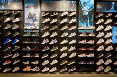 HONG KONG - CIRCA Aralık 2019: Hong Kong 'daki Foot Locker mağazasında ayakkabılar sergileniyor.