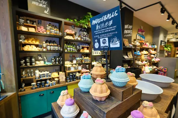 HONG KONG - CIRCA Aralık 2019 Lush kozmetik mağazasının içi.