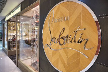 HONG KONG - CIRCA Aralık 2019: Harbour City alışveriş merkezindeki mağazada Christian Louboutin tabelasının yakın çekimi.
