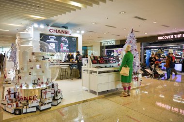 HONG KONG - CRCA, 2019: Chanel kişisel bakım ürünleri Harbour City alışveriş merkezinde sergileniyor.