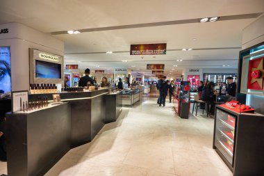 HONG KONG - CIRCA Aralık 2019: Harbour City alışveriş merkezinde kişisel bakım ürünleri sergileniyor.